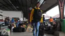 Suasana di Stasiun Senen jelang H-11 Lebaran, Jakarta, Selasa (7/7/2015). Para pemudik mengaku sengaja mudik lebih awal untuk menghindari puncak arus mudik yang diperkirakan akan terjadi pada H-5 Lebaran. (Liputan6.com/Herman Zakharia)