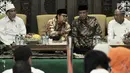 Ketua Umum PKB Muhaimin Iskandar (kedua kiri) berbincang dengan Ketum PBNU Said Aqil Siradj dan Menristekdikti Momammad Nasir dalam acara halalbihalal Idul Fitri 1440 H di Kantor DPP PKB, Jakarta, Senin (17/6/2019). (merdeka.com/Iqbal S Nugroho)