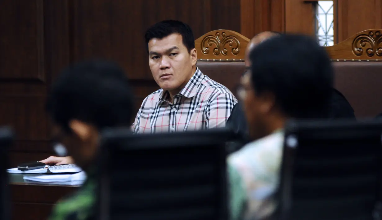 Terdakwa korupsi e-KTP Andi Agustinus alias Andi Narogong menyimak keterangan saksi pada sidang lanjutan di Pengadilan Tipikor Jakarta, Senin (23/10). Sidang ini batal menghadirkan Anas Urbaningrum dikarenakan sakit. (Liputan6.com/Helmi Fithriansyah)