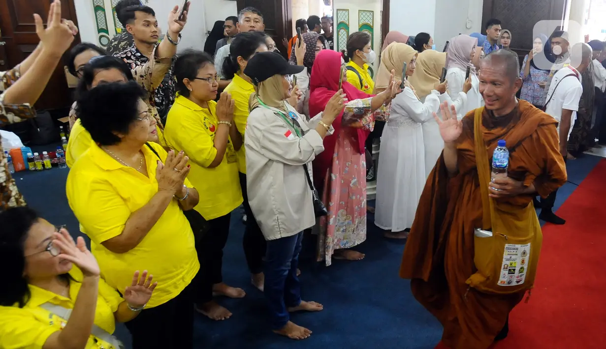 <p>Rombongan Biksu Buddha yang melakukan ritual jalan kaki atau Thudong dari Thailand menuju Candi Borobudur mendapat sambutan saat tiba di Gedung Kanzus Sholawat, Kota Pekalongan, Jawa Tengah, Kamis (25/5/2023). Sebanyak 32 Biksu dari sejumlah negara menginap di Kanzus Sholawat yang merupakan pesantren milik Habib Luthfi bin Yahya. (merdeka.com/Arie Basuki)</p>