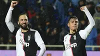 Striker Juventus, Gonzalo Higuain dan Paulo Dybala, merayakan kemenangan atas Atalanta pada laga Serie A Italia di Stadion Atleti Azzurri, Bergamo, Sabtu (23/11). Atalanta kalah 1-3 dari Juventus. (AFP/Miguel Medina)