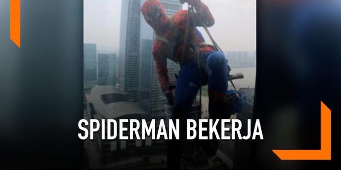 VIDEO: Ada 'Spiderman' Bersihkan Jendela Gedung di China