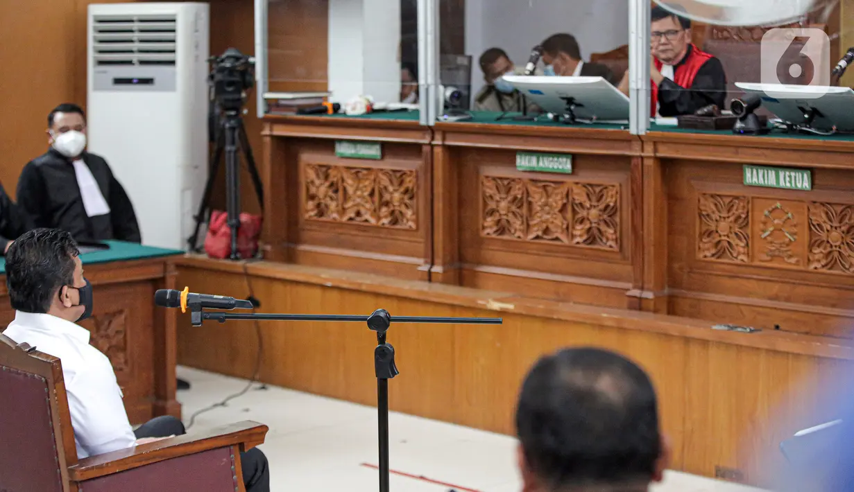 Terdakwa kasus pembunuhan berencana terhadap Brigadir Nopriansyah Yosua Hutabarat atau Brigadir J, Ferdy Sambo menjalani sidang pembacaan putusan sela majelis hakim di Pengadilan Negeri Jakarta Selatan, Jakarta, Rabu (26/10/2022). Majelis Hakim Pengadilan Negeri Jakarta Selatan resmi menolak nota keberatan atau eksepsi terdakwa Ferdy Sambo terkait kasus dugaan pembunuhan berencana Brigadir J. (Liputan6.com/Faizal Fanani)