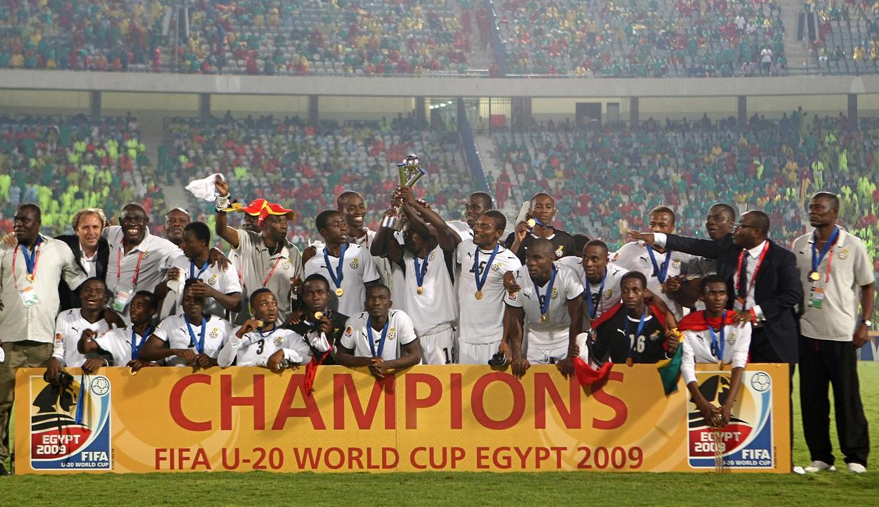 Para pemain Ghana merayakan gelar juara setelah mengalahkan Brasil dalam laga final Piala Dunia U-20 2009 di Kairo (16/10/2009). Ghana menjadi wakil Afrika tersukses pada ajang Piala Dunia U-20 dengan raihan satu kali gelar juara pada edisi 2009. Hebatnya lagi, bersama Rusia, Ghana menjadi negara dengan koleksi gelar terlengkap mulai peringkat keempat, ketiga, runner-up hingga juara. (AFP/Cris Bouroncle)