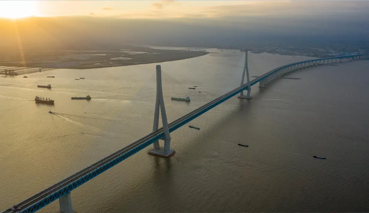 Foto dari udara menunjukkan pemandangan jembatan yang menghubungkan Nantong dan Zhangjiagang di Provinsi Jiangsu, China, Senin (29/6/2020). Jembatan jalan raya dan kereta api kabel pancang tersebut dibuka untuk lalu lintas pada 1 Juli. (Xinhua/Li Bo)
