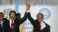 Hassan Sheikh Mohamud (kanan), menang pemilu dengan pemimpin petahana Mohamed Abdullahi Mohamed (kiri), di kamp militer Halane di Mogadishu, Somalia, Minggu, 15 Mei 2022. (AP Photo/Farah Abdi Warsameh)