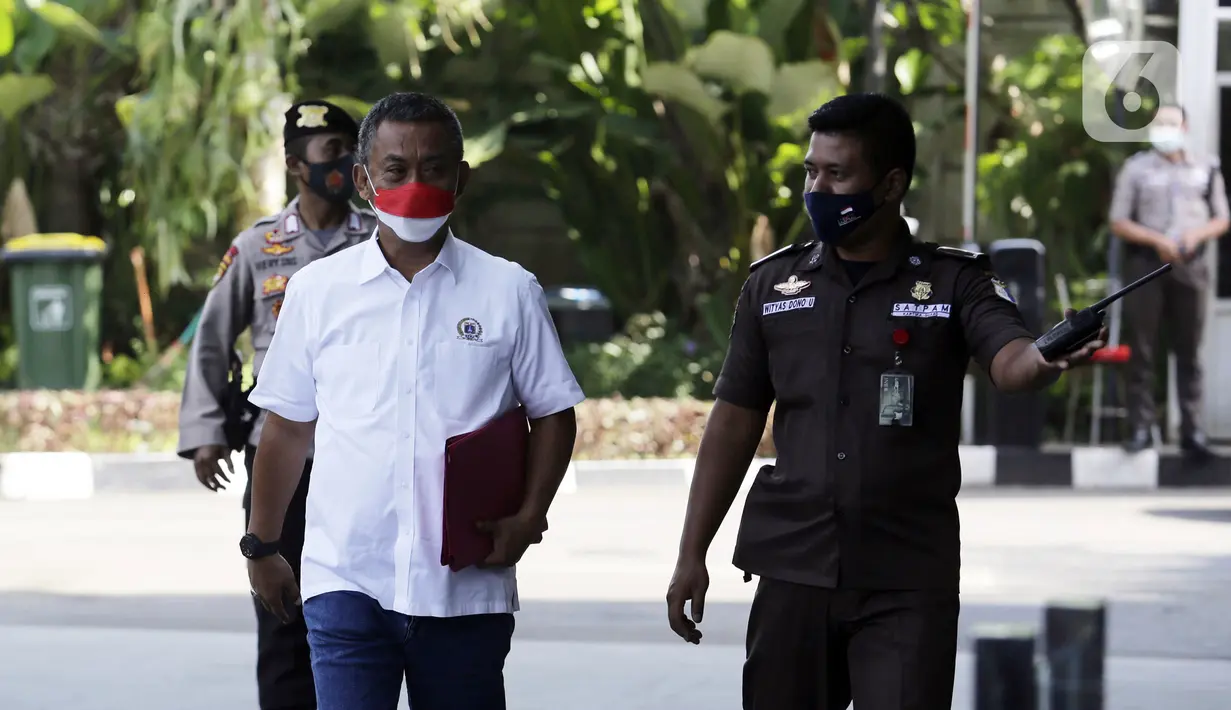 Ketua DPRD DKI Jakarta Prasetyo Edi Marsudi (kiri) saat tiba di halaman Gedung Komisi Pemberantasan Korupsi (KPK), Jakarta, Selasa (21/9/2021). Prasetyo akan menjalani pemeriksaan dalam kasus dugaan korupsi pengadaan lahan di Munjul pada tahun 2019. (Liputan6.com/Angga Yuniar)