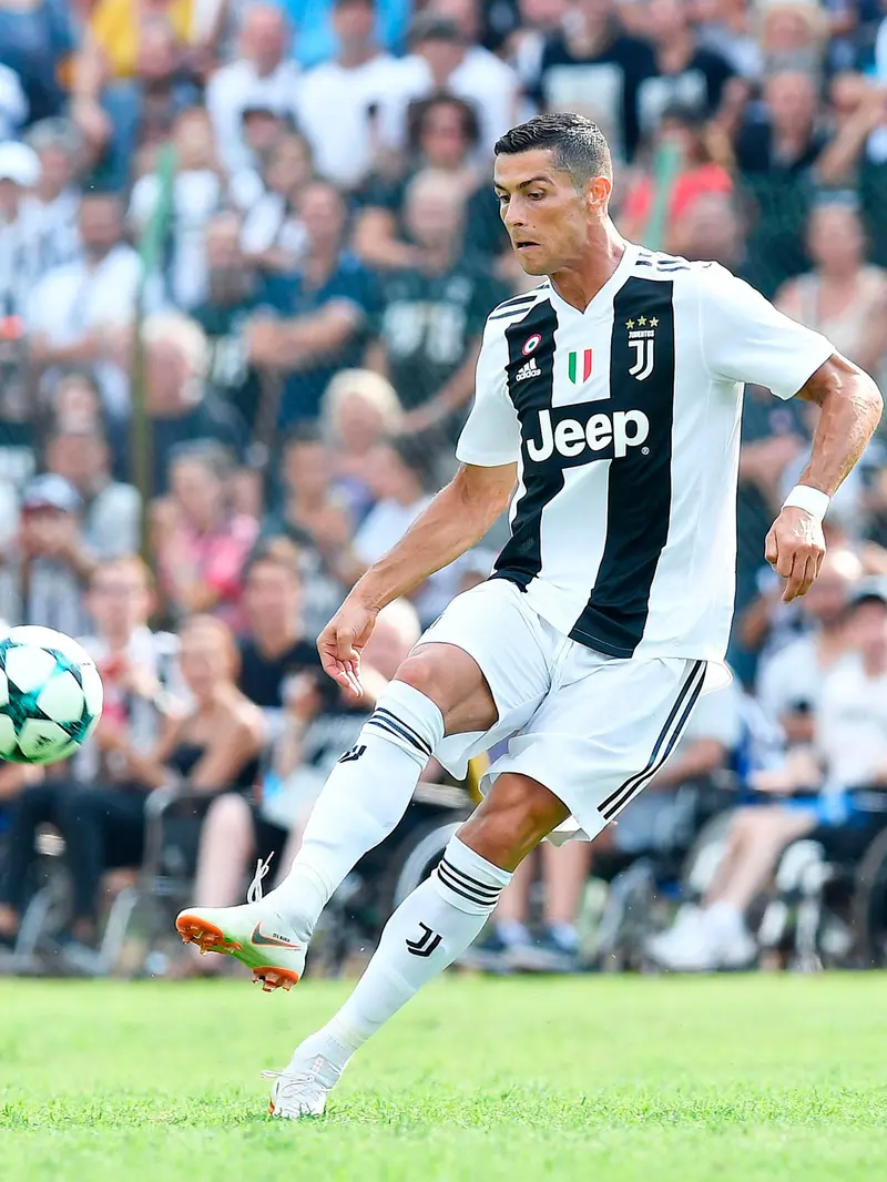 Momen Ronaldo Diajak Selfie Suporter Juventus di Lapangan