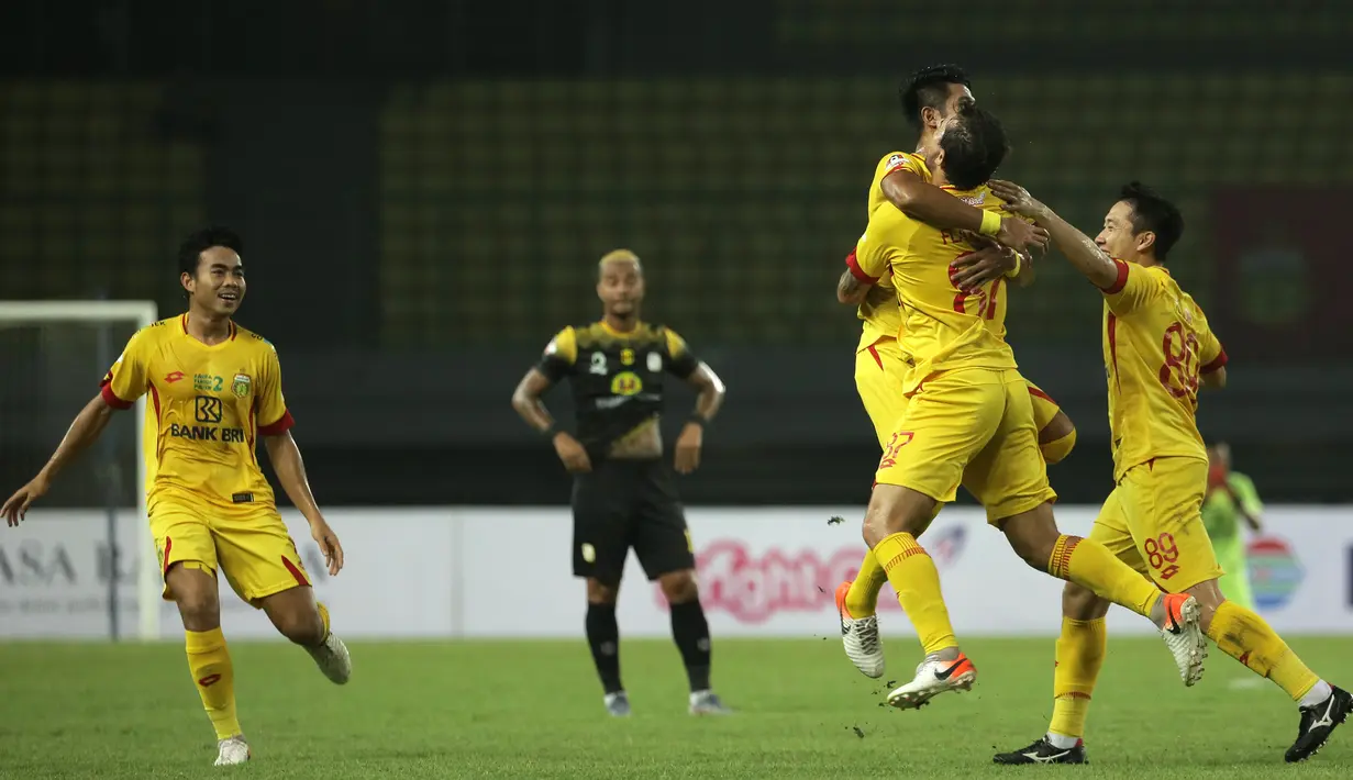 Para pemain Bhayangkara FC merayakan gol yang dicetak Flavio Junior ke gawang Barito Putera pada laga Liga 1 2019 di Stadion Patriot, Bekasi, Selasa (29/5). Bhayangkara menang 4-2 atas Barito. (Bola.com/Yoppy Renato)