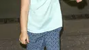 Harper Beckham saat berada di London pada 22 Juni 2015. Harper tampil santai dengan topi yang berwarna senada dengan celananya. (harperbeckhamfashion)