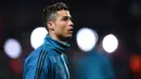 Bintang Real Madrid, Cristiano Ronaldo bersiap tampil melawan PSG pada laga Liga Champions di Stadion Parc des Princes, Paris, Selasa (6/3/2018). PSG kalah agregat 2-5 dari Madrid. (AFP/Franck Fife)