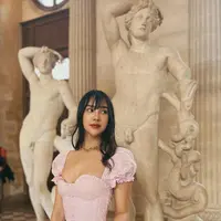 Hal yang sama dilakukan Anya Geraldine yang juga memasangkan atasan bustier andalan dengan celana jeans. [IG @anyageraldine]