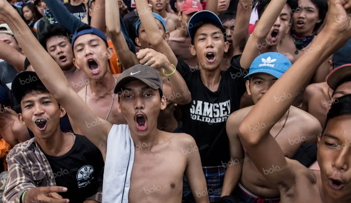 Nyanyian dan yel-yel para suporter tak henti-hentinya memberi dukungan untuk Ismed Sofyan dan kawan-kawan. (Bola.com/Vitalis Yogi Trisna)