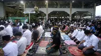 Umat muslim melaksanakan salat Idul Adha di sebuah masjid di Denpasar, Bali, Minggu (10/7/2022). (AP Photo/Firdia Lisnawati)
