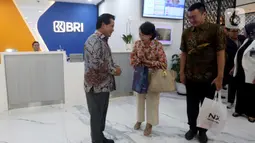 Direktur Utama Bank Rakyat Indonesia (BRI), Hery Gunardi (kiri) menyapa nasabah saat peringatan Hari Pelanggan Nasional 2025 di Branch Office BRI Kelapa Gading, Jakarta, Kamis (4/9/2025). (Liputan6.com/Helmi Fithriansyah)