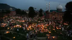 Sejumlah warga Kashmir menyalakan lilin di pemakaman keluarga dan saudara mereka saat memperingati Shab-e-Barat di pinggiran Srinagar, Kashmir (11/5). Selain itu mereka juga berdoa untuk sanak keluarga mereka. (AP Photo / Mukhtar Khan)