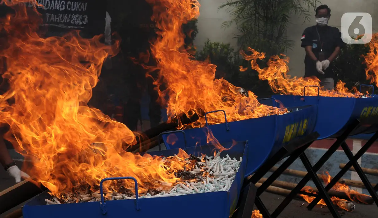 Hasil pemusnahan ini dilakukan dari hasil penindakan Bea Cukai Bekasi bersama sama dengan Stakeholder baik, Pemerintah Kota/Kabupaten Bekasi, Polres Metro Bekasi dan Kota Bekasi, Satpol-PP, dan KOREM 051/Wijayakarta. (merdeka.com/Imam Buhori)