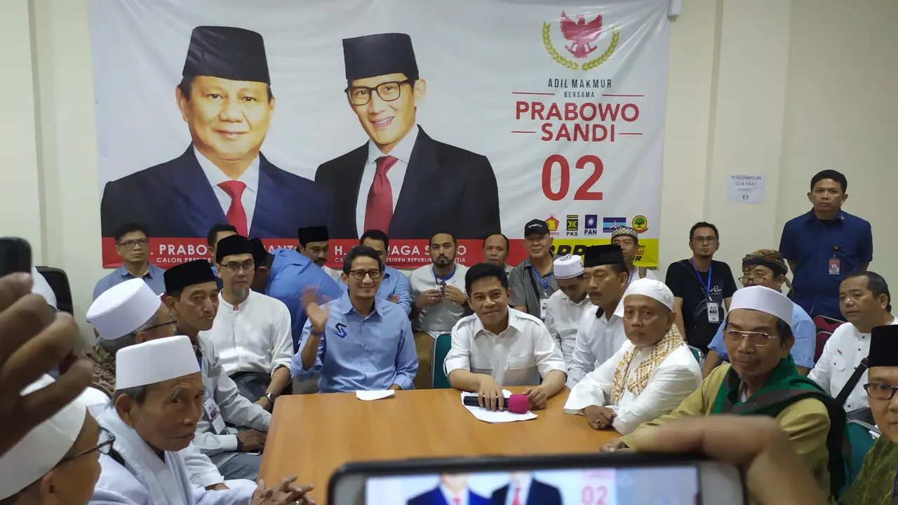 Sandiaga Uno menghadiri acara silahturahmi, buka puasa bersama, serta doa bersama di Surabaya. (Liputan6.com/Dian Kurniawan)