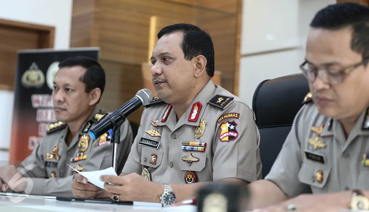 Kabagpenum Polri Brigjen Rikwanto memberi keterangan pers terkait penangkapan terduga teroris Jatiluhur di Jakarta, Senin (26/12). Tim Densus 88 menyergap 4 teroris 2 pelaku ditembak mati dan 2 pelaku ditangkap hidup-hidup. (Liputan6.com/Faizal Fanani)