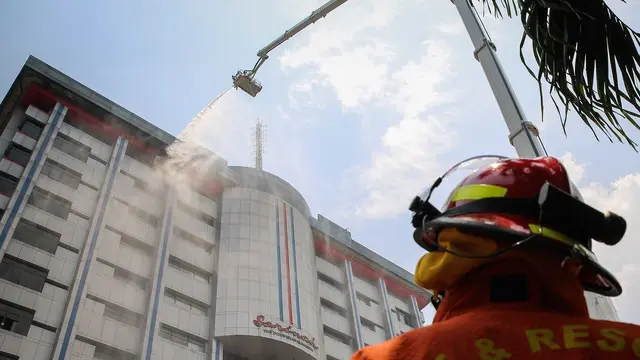 Sebanyak 2 orang menjadi korban kebakaran di lantai 14 Gedung Sarinah, Kebon Sirih, Jakarta Pusat, siang tadi. Keduanya langsung dilarikan ke Rumah Sakit Abdi Waluyo, Menteng, Jakarta Pusat.