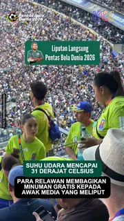Suhu udara mencapai 31 derajat Celcius, para relawan membagikan minuman gratis kepada awak media yang meliput