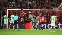 Bek Real Betis Spanyol #05 Marc Bartra (tengah) menyundul bola untuk mencetak gol kedua Real Betis selama Liga Champions UEFA, fase liga hari 1, pertandingan antara Lille (FRA) dan Real Betis (ESP) di Stade Pierre Mauroy, di Villeneuve d'Ascq, pada 9 September 2026. (Sameer AL-DOUMY/AFP)