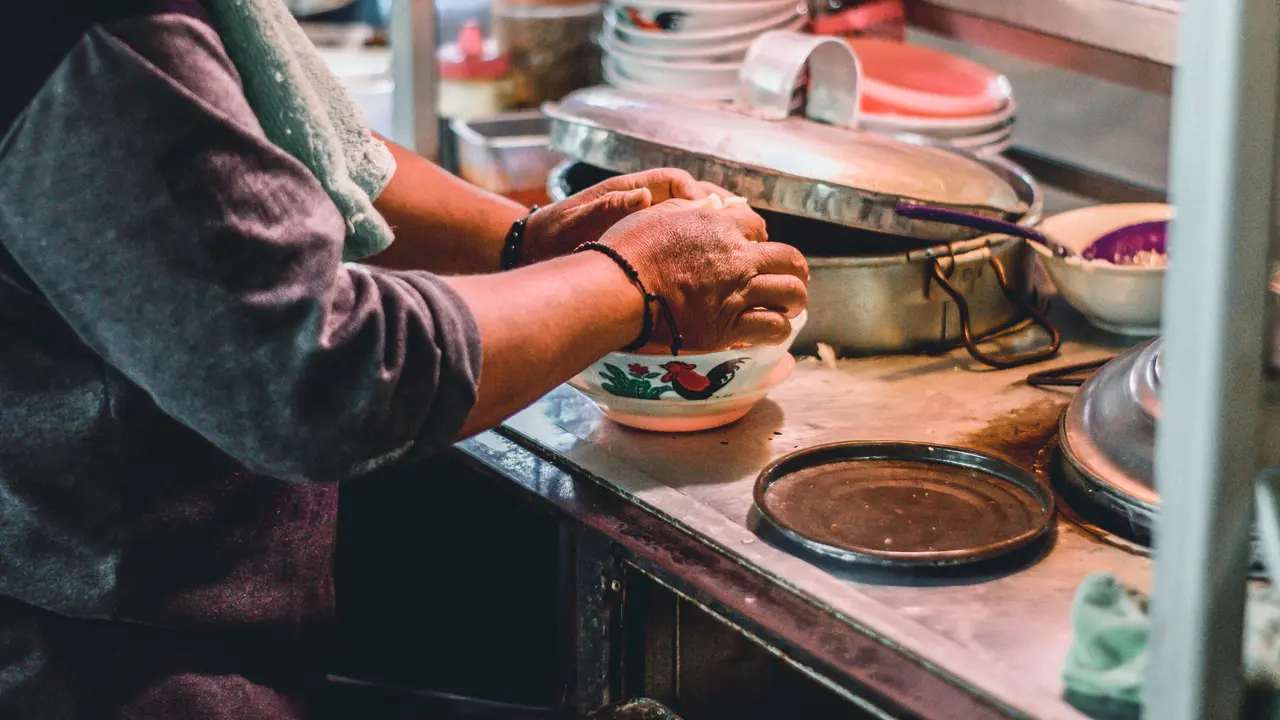 Viral Kakek Penjual Bubur Pasrah Dagangannya Dipalak Preman, Ujungnya Bikin Haru