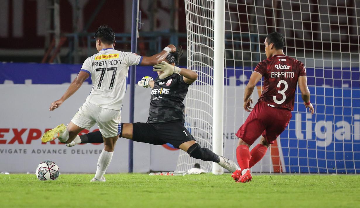 Pemain PSIM Yogyakarta, Arbeta Rockyawan (kiri) berusaha mencetak gol saat matchday ke-8 Grup C Liga 2 2021 antara Persis Solo melawan PSIM Yogyakarta di Stadion Manahan, Solo, Senin (15/11/2021). (Bola.com/Bagaskara Lazuardi)