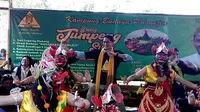 Sandiaga Uno ikut menarikan tarian khas malangan di Kampung Polowijen, Malang (Liputan6.com/Zainul Arifin)