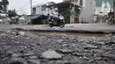 Kondisi jalan rusak di Jalan Tegar Beriman, Cibinong, Bogor, Minggu (31/5/2020). Sudah berbulan-bulan akses yang dikenal sebagai jalan Pemda Cibinong ini sangat memprihatinkan hingga sering menyebabkan kecelakaan terlebih saat musim hujan. (merdeka.com/Iqbal Nugroho)