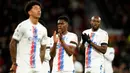 Pemain Crystal Palace bertepuk tangan usai melawan Manchester United pada pertandingan sepak bola Liga Inggris di Stadion Old Trafford, Manchester, Inggris, 4 Februari 2023. Manchester United mengalahkan Crystal Palace dengan skor 2-1. (AP Photo/Dave Thompson)