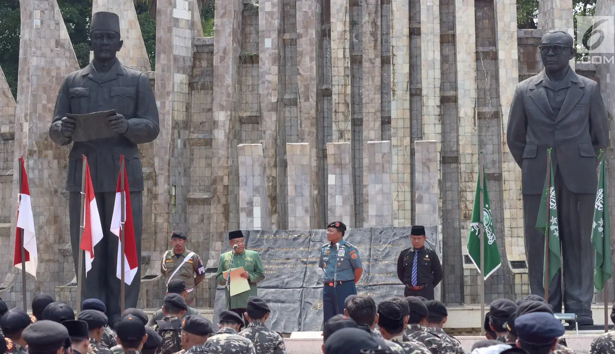Ketua PBNU Said Aqil Siradj menyampaikan pidato saat Apel Hari Santri Nasional 2017, di Tugu Proklamasi, Jakarta, Minggu (22/10). Said Aqil menyatakan hari santri menjadi momentum peringatan atas jasa para ulama. (Liputan6.com/Fery Pradolo)