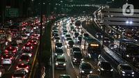Sejumlah kendaraan terjebak kemacetan di Tol Dalam Kota, Jakarta, Rabu (18/5/2022). Meningkatnya volume kendaraan di Ibu Kota terjadi karena sejumlah pegawai telah kembali kerja dari kantor atau work from office (WFO). (Liputan6.com/Faizal Fanani)