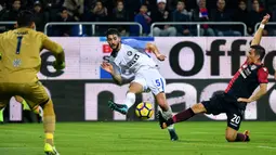 Pemain Inter Milan, Roberto Gagliardini (tengah) melepaskan umpan melewati pemain Cagliari, Simone Padoin (kanan) pada lanjutan Serie A di Sardegna Arena Stadium, Cagliari, (25/11/2017). Inter Menang 3-1. (AFP/Alberto Pizzoli)