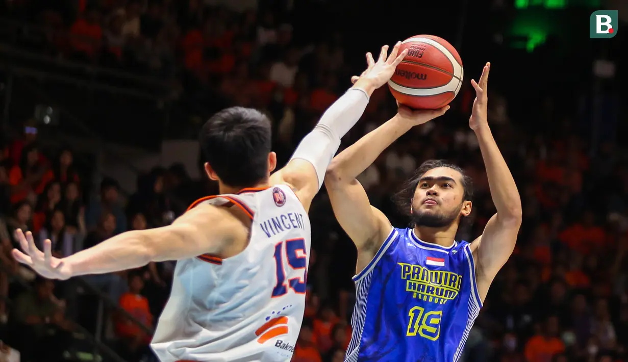 Pebasket Prawira Bandung, M. Reza Fahdani Guntara (kanan) berusaha menembak bola ke arah ring Pelita Jaya pada laga gim pertama final IBL 2023 di Hall Senayan, Jakarta, Kamis (20/07/2023). Laga dimenangkan oleh Prawira Bandung dengan skor 74-65. (Bola.com/Bagaskara Lazuardi)