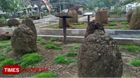 Deretan benda Megalitikum berupa Batu Kenong yang dianggap memiliki kekuatan mistis yang terdapat di Pusat Informasi Megalitikum Bondowoso Desa Pekauman Kecamatan Grujugan (FOTO: Moh Bahri/TIMES Indonesia)