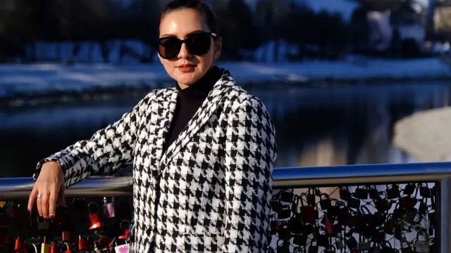 Potret Donna Agnesia dengan Outfit Mewah di Salzburg, Cantik Elegan dan Berkelas (credit: instagram.com/darius_sinathrya).