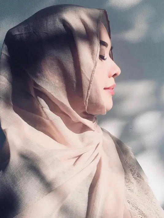 Tidak hanya terlihat cantik saja, nyatanya Aura Kasih juga tampak sangat anggun dalam balutan hijab. Potret kali ini Aura Kasih hanya mengambil setengah bagian wajahnya. Tak sedikit netizen yang memberikan pujian pada penampilannya. (Liputan6.com/IG/@aurakasih)