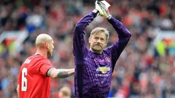 Tidak banyak yang tahu bahwa di tahun 1994 Schmeichel pernah bertengkar hebat dengan Sir Alex Ferguson. Fergie merasa kesal dengan performa Schmeichel langsung mendamprat sang kiper di ruang ganti, dan Schmeichel tidak terima dan mulai membalas kata-kata Fergie. (Foto: AFP/Lindsey Parnaby)