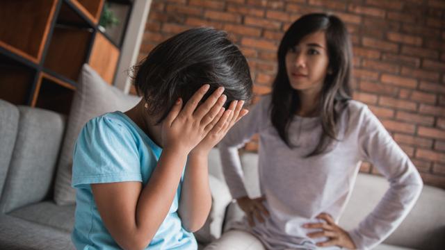 memarahi anak