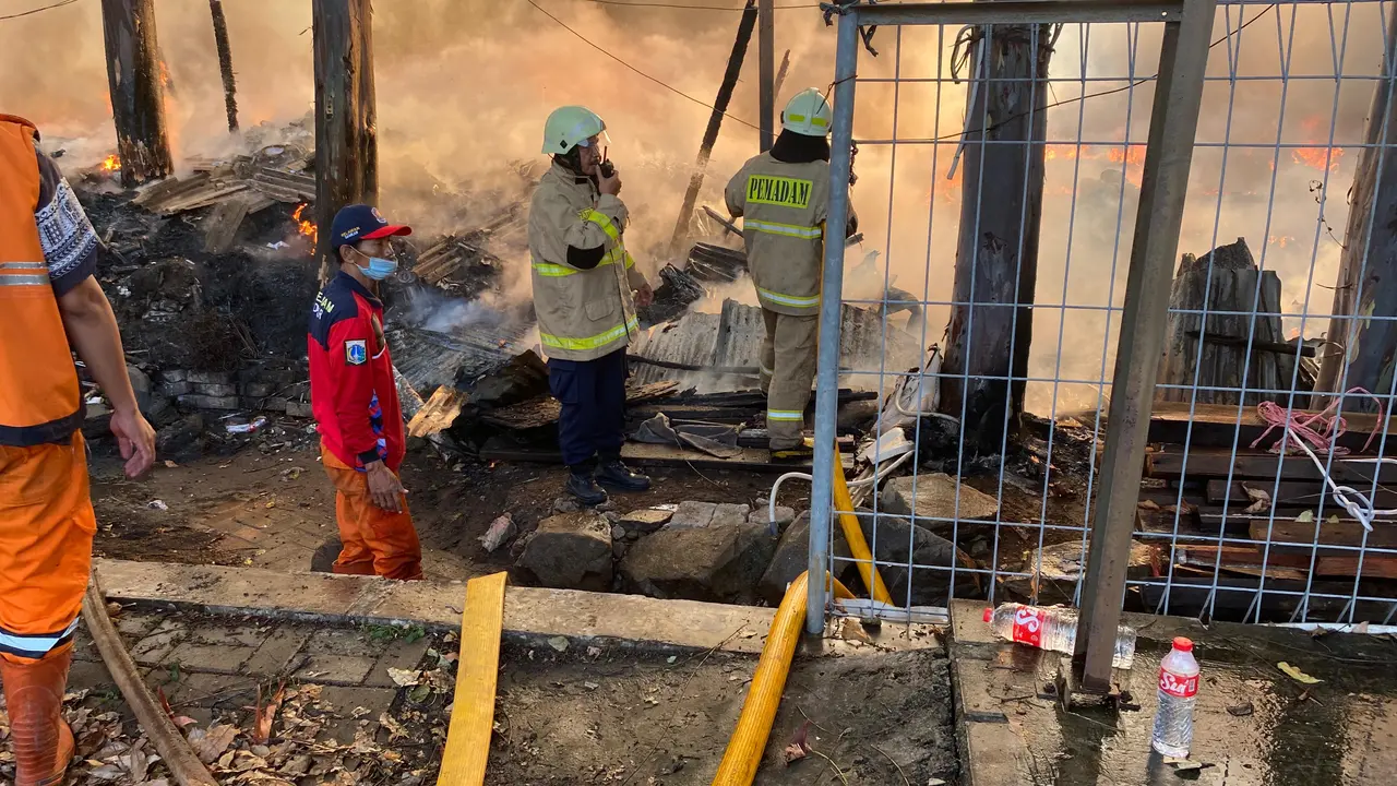 Kebakaran rumah sepi permanen dan lapak pedagang di kawasan Pejagalan, Penjaringan Jakarta Utara pada Rabu (14/8/2024).
