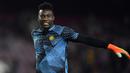 Andre Onana baru saja didatangkan Manchester United dari Inter Milan pada bursa transfer musim panas 2023/2024. Andre Onana tercatat sebagai pemain Kamerun keenam yang bermain di Premier League Liga Inggris sejak 7 tahun terakhir. Berikut daftar lengkap keenam pemain tersebut. (AFP/Pau Barrena)