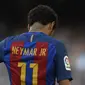 Luis Enrique terkesima dengan kemampuan menggiring bola Neymar. (AFP/Lluis Gene)