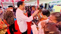 Presiden Joko Widodo (Jokowi) meninjau program percepatan penurunan stunting di Desa Kesetnana, Kabupaten Timor Tengah Selatan (TTS), Kamis, 24 Maret 2022. (Dok Biro Pers, Media, dan Informasi Sekretariat Presiden RI)
