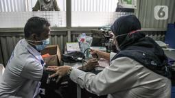 Warga melakukan tes kesehatan sebelum donor darah keliling di Thamrin 10, Jakarta Pusat, Senin (14/3/2022). Kegiatan ini sebagai upaya menjaga ketersediaan stok darah di tengah pandemi COVID-19. (merdeka.com/Iqbal S. Nugroho)