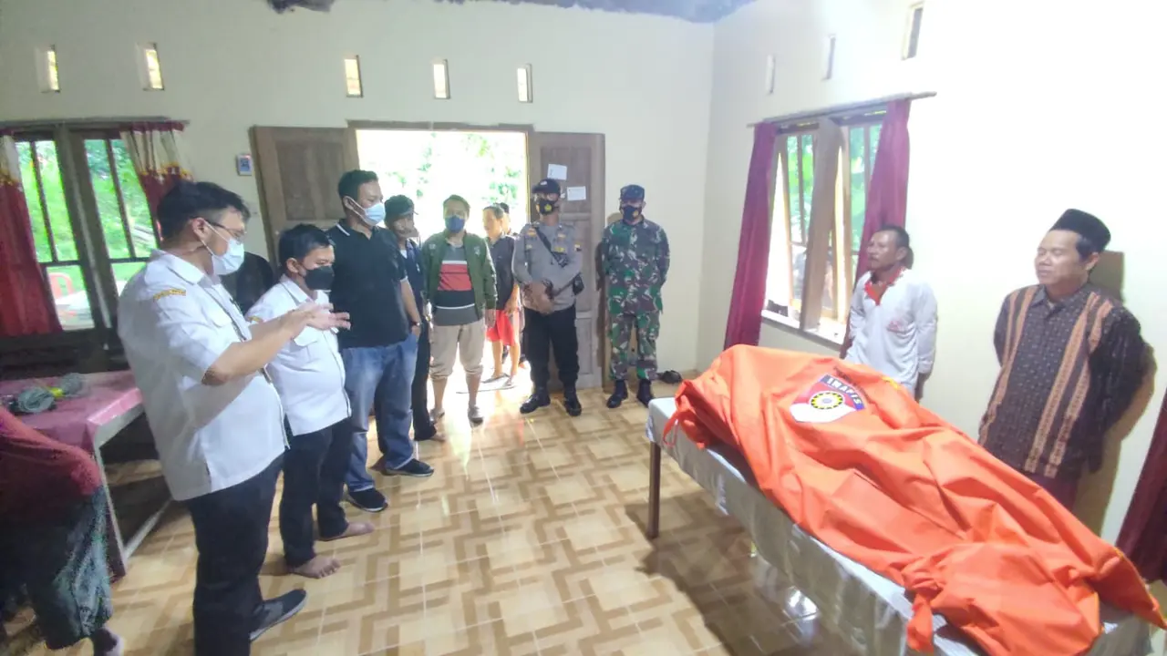 Kakek madirja ditemukan meninggal secara tragis di aliran sungai, di Kebumen. (Foto: Liputan6.com/Polres Kebumen)