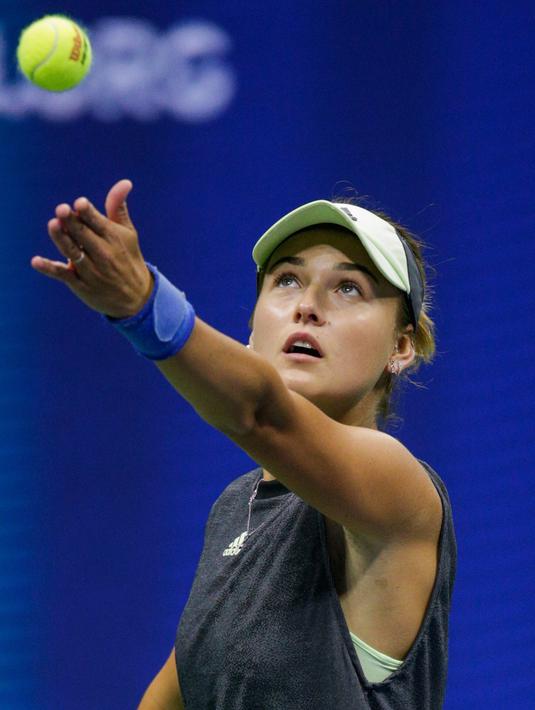 Petenis Rusia, Anna Kalinskaya menservis bola saat bertanding melawan AS, Sloane Stephens pada putaran pertama turnamen tenis AS Terbuka di New York (27/8/2019). Kalinskaya melaju ke putaran ke-2 dari AS Terbuka 2019. (AFP Photo/Kena Betancur)