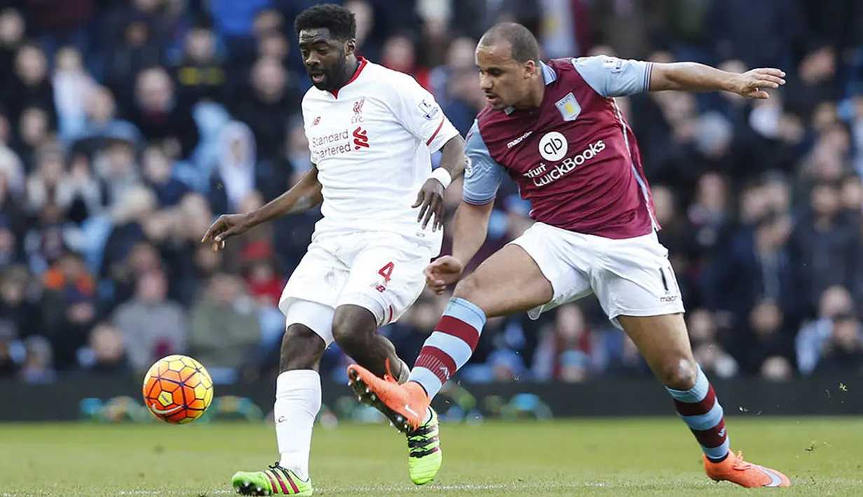 Bek Liverpool, Kolo Toure, dibayangi pemain Aston Villa, Gabriel Agbonlahor. Musim ini The Reds sudah mencetak 38 gol dari 26 laga Liga Premier Inggris. (Reuters/Carl Recine)