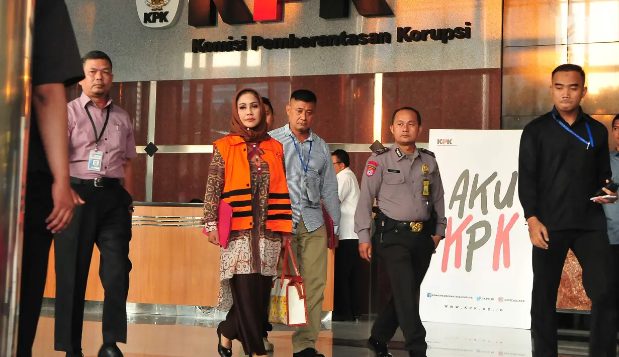 Wali Kota Tegal Siti Masitha berjalan keluar dari gedung usai menjalani pemeriksaan di KPK, Jakarta, Rabu (30/8). Bunda Sitha resmi ditahan KPK terkait kasus dugaan suap proyek pengadaan instalasi kesehatan di RSUD Tegal. (Liputan6.com/Helmi Afandi)