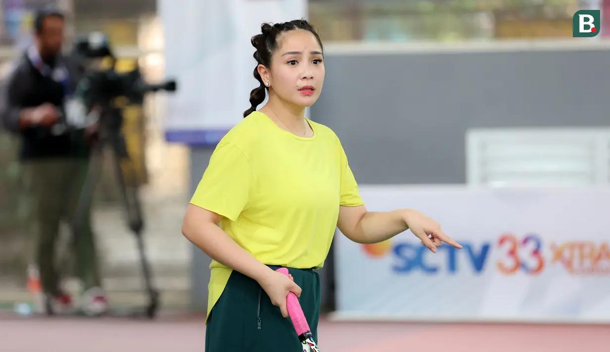 Selebritas Nagita Slavina pada laga tenis nomor ganda campuran Turnamen Olahraga Selebriti Indonesia (TOSI) yang digelar di GOR UNJ, Jakarta, Sabtu (15/07/2023). Gigi, sapaan Nagita Slavina, yang berpasangan dengan Ritchie Ismail atau dikenal sebagai Jeje Govinda kalah dari pasangan Gege dan Ibnu Jamil dua set langsung  (5-7, 6(2)-7(7)). (Bola.com/Abdul Aziz)